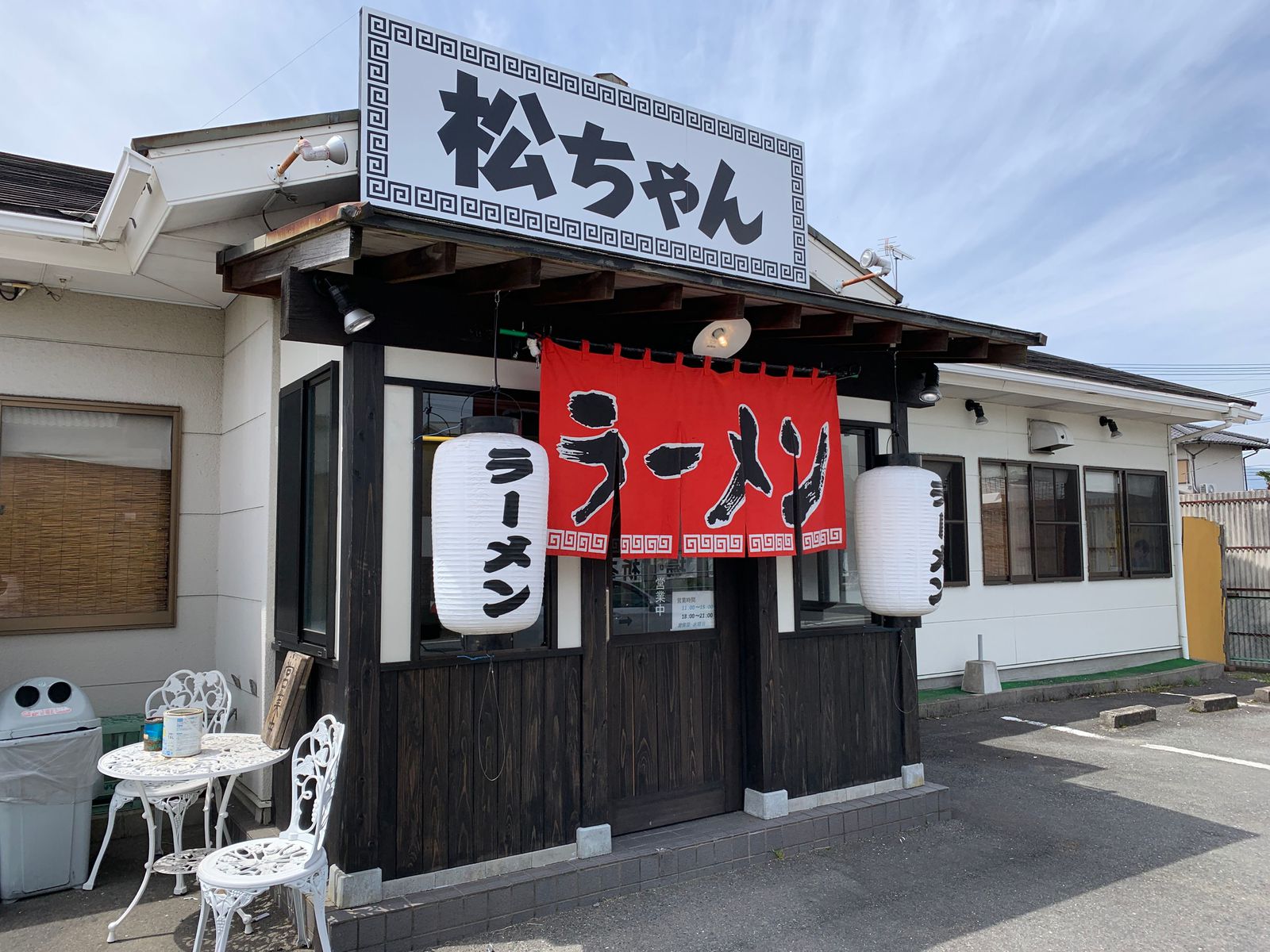 私のおすすめ「松っちゃんラーメン」は久留米ラーメン有名店「丸星ラーメン」の隣にある。