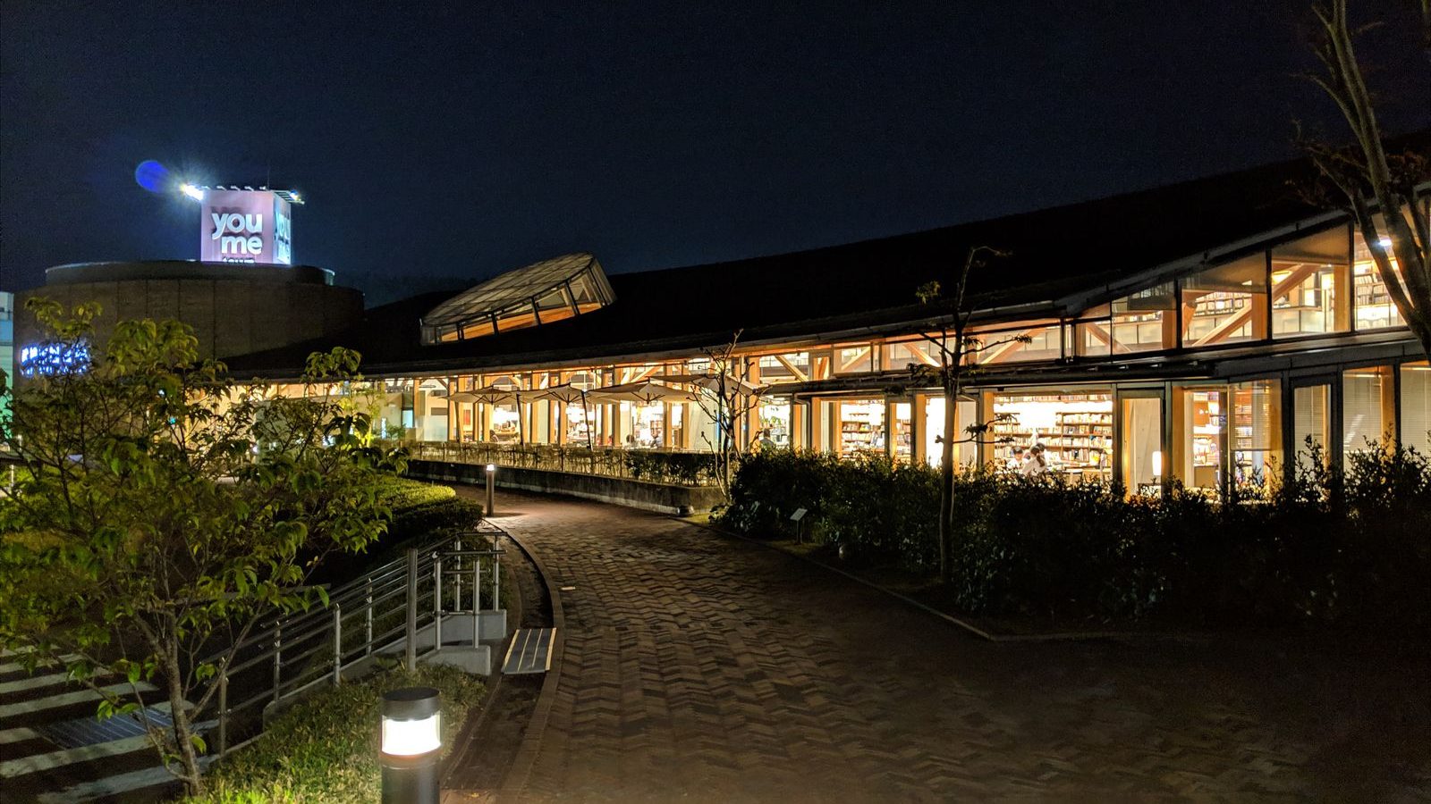 夜の散歩は武雄市図書館 夜の図書館てこんなに綺麗なの？！